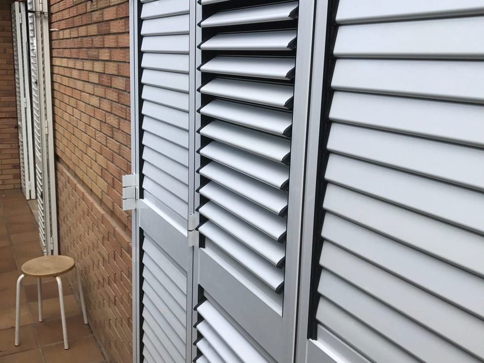 Mallorquinas de aluminio con lamas orientables instaladas en una terraza
