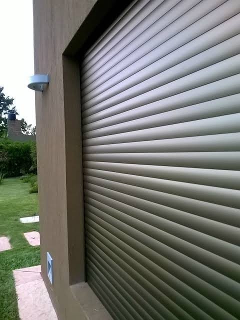 Persiana de aluminio de lama térmica instalada en una fachada